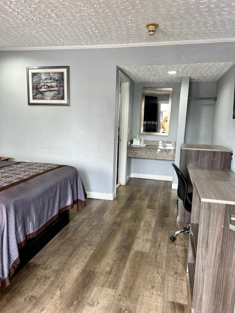 Queen Room - Non-Smoking interior